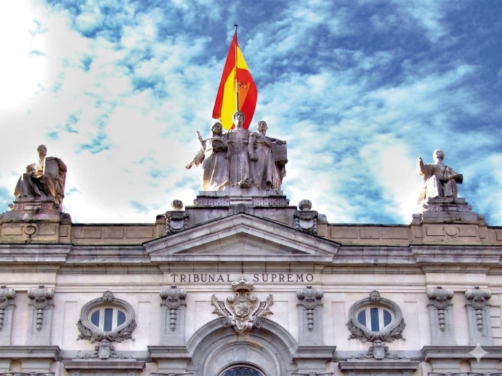 Tribunal Supremo con la bandera de España