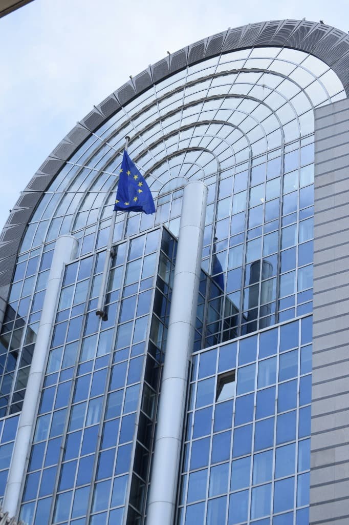 Tribunal de Justicia de la Unión Europea con bandera de la UE